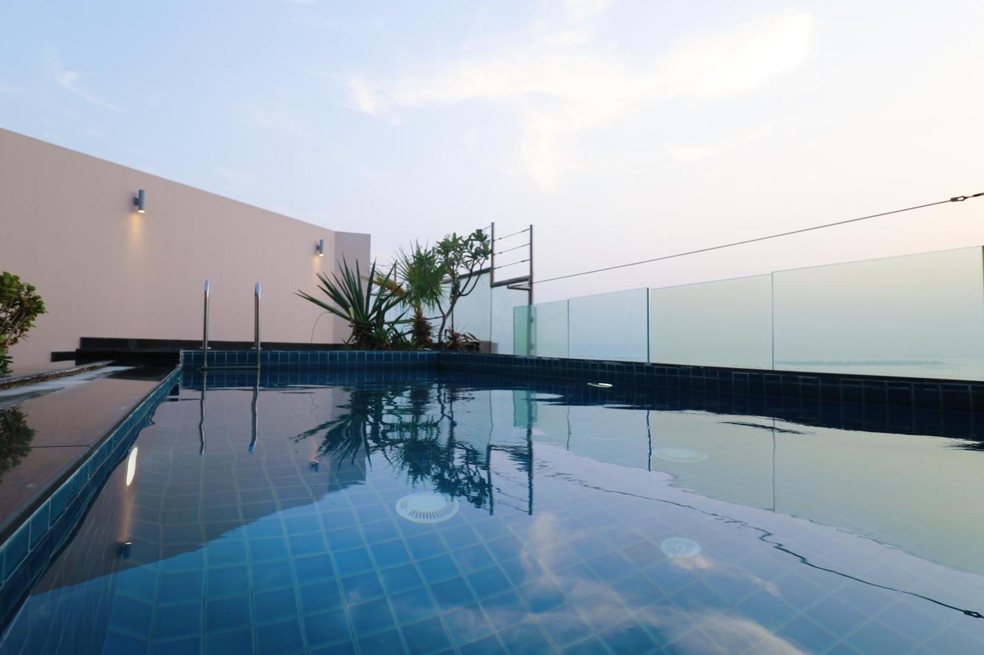 Lagoona Beach Luxury Resort And Spa Manama Ngoại thất bức ảnh Rooftop pool at the hotel