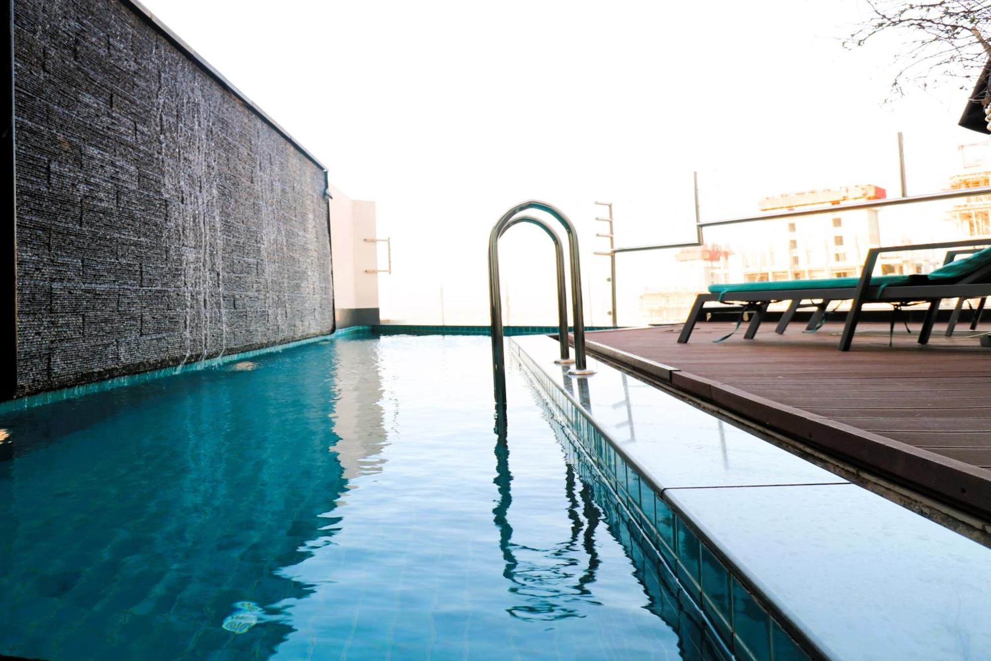 Lagoona Beach Luxury Resort And Spa Manama Ngoại thất bức ảnh The rooftop pool at the hotel